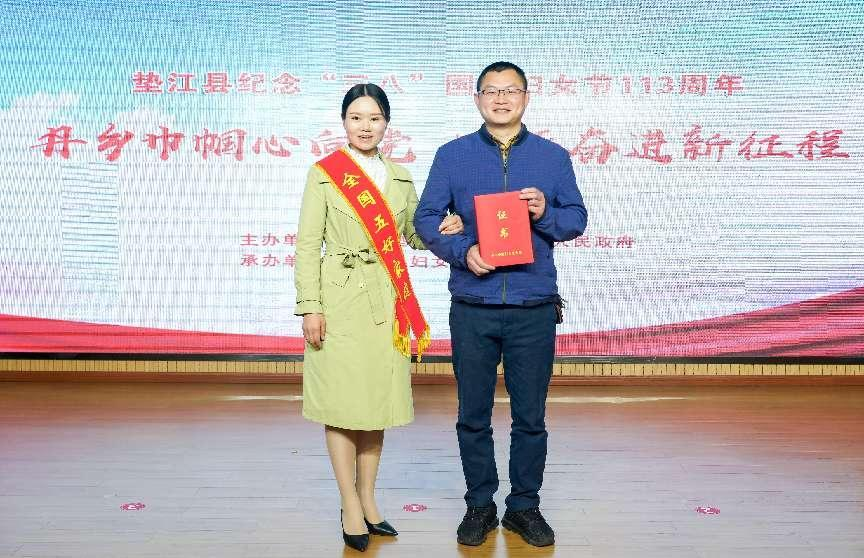 大(dà) 愛(ài) 無 聲      ——記宏聲物(wù)業(yè)2022年(nián)全國(guó)五好(hǎo)家(jiā)庭獲得(de)者 歐人(rén)榮